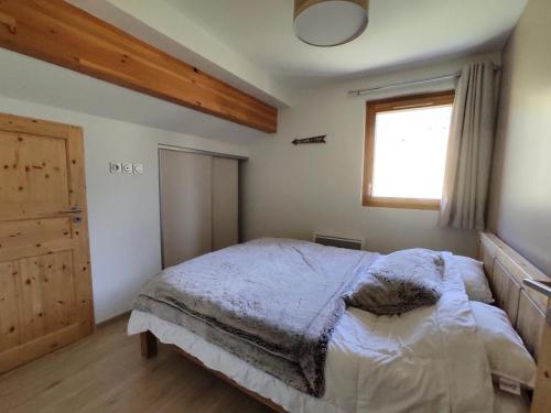 une chambre avec un lit et une fenêtre dans l'établissement Les Chalets Des Rennes - Appartement moderne 3P6 - Les Chalets Des Rennes MAE-6571, à Vars