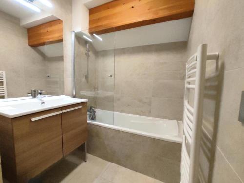 une salle de bain avec un lavabo, une baignoire et une douche dans l'établissement Les Chalets Des Rennes - Appartement moderne 3P6 - Les Chalets Des Rennes MAE-6571, à Vars