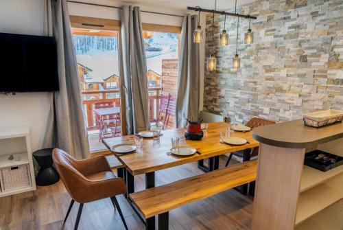 une salle à manger avec une table et des chaises en bois dans l'établissement Résidence Le Balcon Des Airelles - Bel appartement au coeur des Orres 1800 MAE-6591, aux Orres