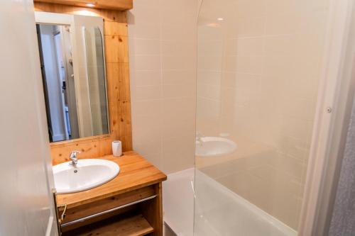 une salle de bain avec un lavabo, une douche et une baignoire dans l'établissement Résidence Le Balcon Des Airelles - Bel appartement au coeur des Orres 1800 MAE-6591, aux Orres