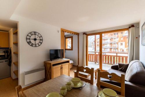 un salon avec un canapé et une table dans l'établissement Résidence Le Parc Des Airelles - Appartement agréable au pied des pistes MAE-6611, aux Orres