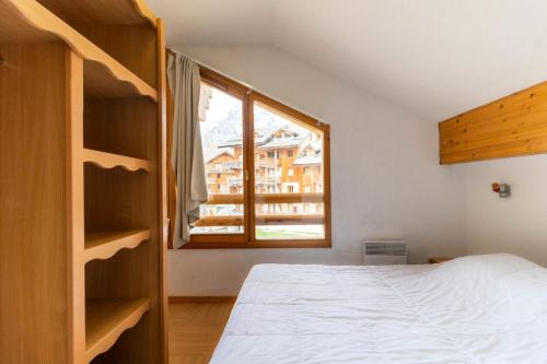 une chambre avec un lit et une fenêtre dans l'établissement Résidence Le Parc Des Airelles - Appartement agréable au pied des pistes MAE-6611, aux Orres