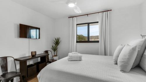 Postel nebo postele na pokoji v ubytování Beachside Condo 24 Here comes the Sun