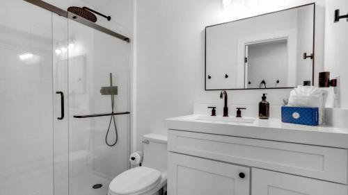 Koupelna v ubytování Beachside Condo 24 Here comes the Sun