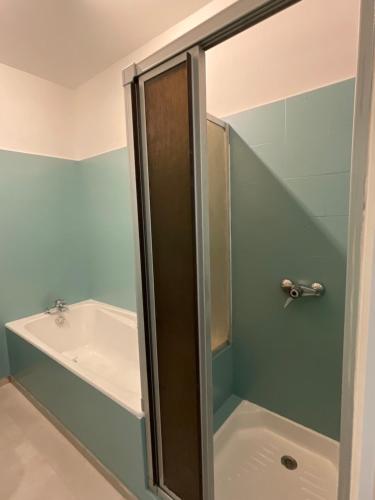 une salle de bain avec une douche avec un lavabo et une baignoire dans l'établissement COLORS by Reine du Sud, proche des Grands Buffets, à Narbonne