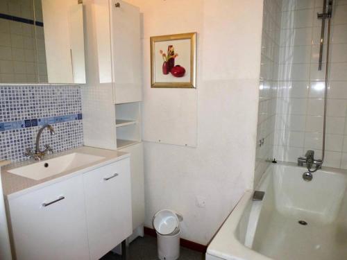 La salle de bains blanche est pourvue d'un lavabo et d'une baignoire. dans l'établissement Résidence Europe - 4 Pièces pour 6 Personnes 134, à Barèges