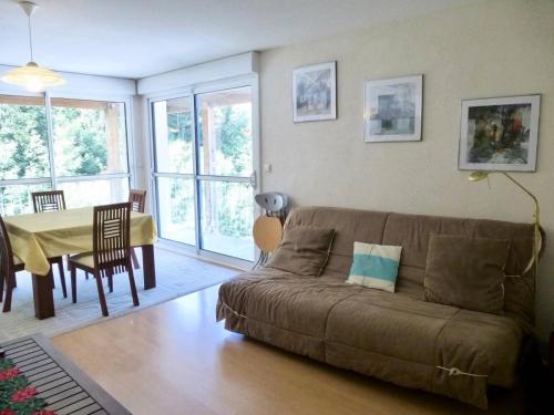 un salon avec un canapé et une table dans l'établissement Résidence Pleiades - Appartement lumineux avec 2 balcons et parking couvert MAE-8244, à Barèges