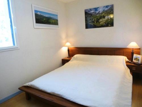 - une chambre avec un lit et deux lampes sur deux tables dans l'établissement Résidence Pleiades - Appartement lumineux avec 2 balcons et parking couvert MAE-8244, à Barèges