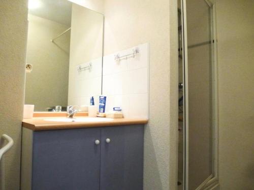 une salle de bain avec un lavabo et un miroir dans l'établissement Résidence Pleiades - Appartement lumineux avec 2 balcons et parking couvert MAE-8244, à Barèges