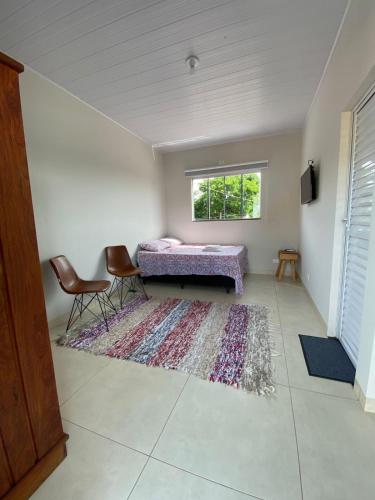 a room with a bed and a table and chairs at Rio Formoso Residencial in Bonito