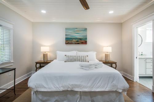 1 dormitorio con 1 cama blanca grande y 2 lámparas en The Bogard Only 4 Blocks to King, en Charleston