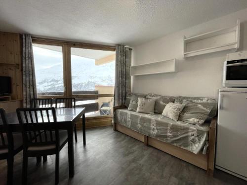 un petit salon avec un canapé et une table dans l'établissement Résidence Grande Masse - studio MAE-6911, aux Menuires