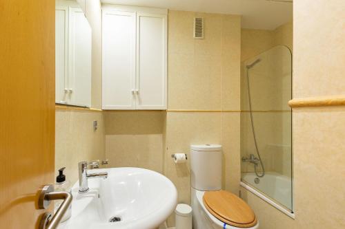 e bagno con lavandino, servizi igienici e doccia. di Charming Apartment at San Bernardo Neighborhood By OUI Sevilla a Siviglia