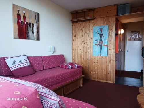 - un salon avec un canapé violet dans l'établissement Résidence Grand Arbois - Studio 2 personnes au coeur de la station d'Arc 1800 dans le village des Villards, proche des pistes et des commerces MAE-9051, à Arc 1800