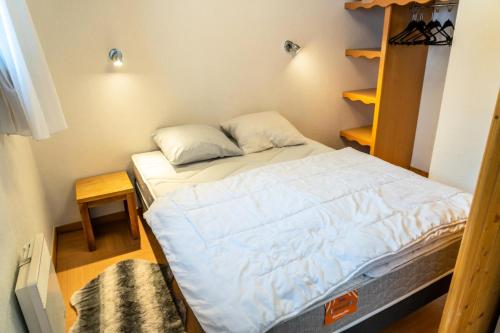 a bed in a room with a bunk bed at Résidence Le Parc Des Airelles - 2 Pièces pour 6 Personnes 301 in Les Orres