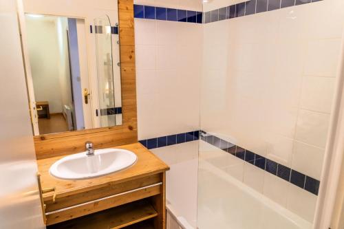 a bathroom with a sink and a shower at Résidence Le Parc Des Airelles - 2 Pièces pour 6 Personnes 301 in Les Orres