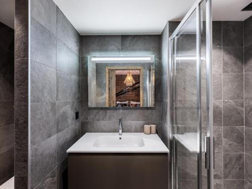 een badkamer met een wastafel en een douche bij Résidence Ksar A - 5 Pièces pour 8 Personnes 301 in Megève