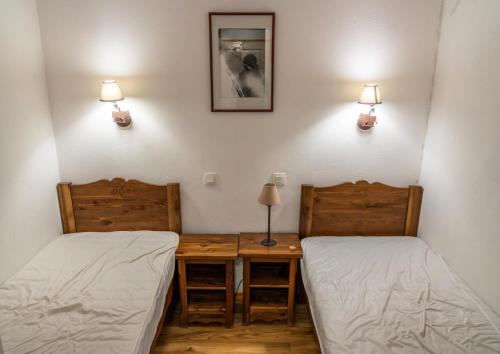 une chambre avec deux lits, une table et deux lampes dans l'établissement Résidence Les Hauts De Preclaux - 2 pièces au coeur des Orres 1800 MAE-8361, aux Orres