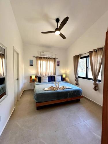 1 dormitorio con 1 cama y ventilador de techo en Casa Ola, en Playa Venao