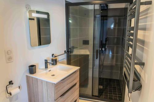 Bathroom sa Résidence Pramouton - Chalets pour 6 Personnes 411