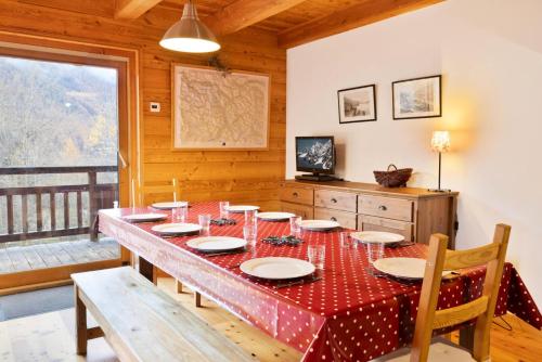 Ein Restaurant oder anderes Speiselokal in der Unterkunft Résidence Le Vol Ce L'est - Chalets pour 10 Personnes 431 