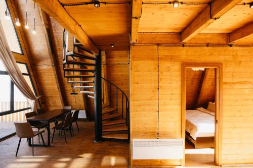YeghipatrushChalet Myler的客房设有楼梯、桌子和床。