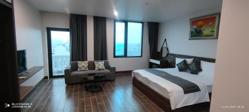 ein Hotelzimmer mit einem Bett und einem Stuhl in der Unterkunft LS HOTEl in Kim Bảng