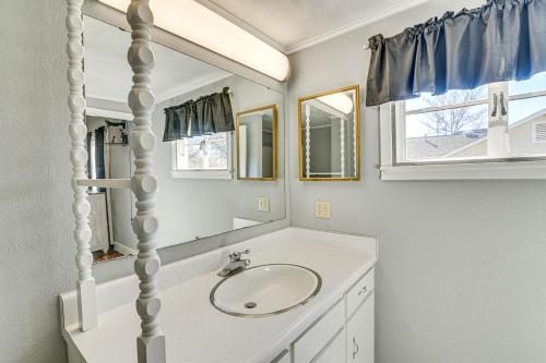 een badkamer met een wastafel en een spiegel bij Charming Starkville Rental about 2 Mi to MSU! in Starkville