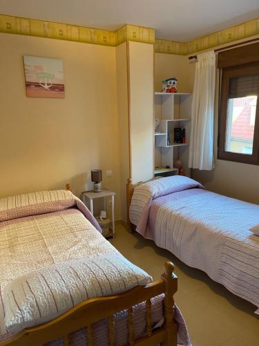 1 Schlafzimmer mit 2 Betten und einem Fenster in der Unterkunft Portonovo, Sanxenxo in Sanxenxo