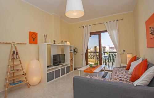 TV a/nebo společenská místnost v ubytování Buki-Gravity-Homes, App No2, amazing seaview apartment in 5 star hotel Gravity Sahl Hasheesh-FOR GUESTS WITH NONEGYPTIAN PASSPORTS