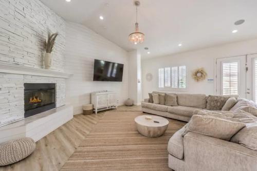 Lux 5BR Home w Pool, Hot Tub, Waterfall, RV Space