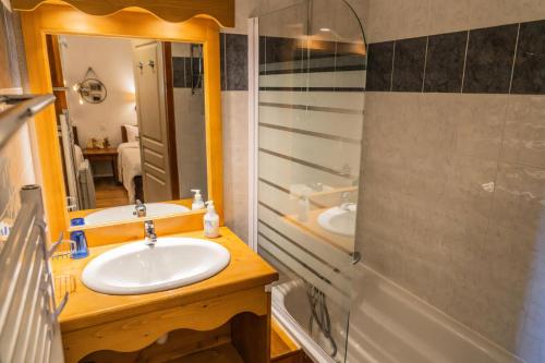 une salle de bain avec un lavabo et une douche dans l'établissement Résidence Les Hauts De Preclaux - Charmant 2 pièces au coeur des Orres 1800 MAE-9131, aux Orres