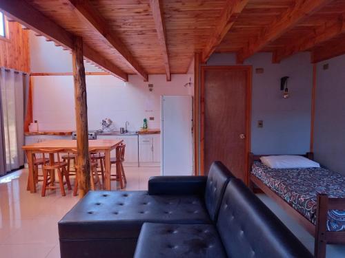 - un salon avec un canapé et une table dans l'établissement Cabaña 2 Vive Villarrica, à Villarrica