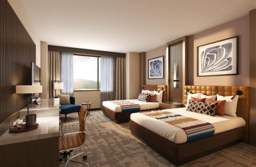 Habitación de hotel con 2 camas y escritorio en Spokane Tribe Resort and Casino, en Airway Heights