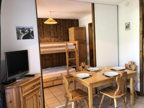 - une salle à manger avec une table et des lits superposés dans l'établissement Résidence Les Cimes D'or C - Cimes d'Or C116 MAE-5361, aux Contamines-Montjoie