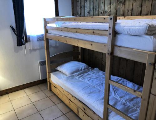 quelques lits superposés dans une chambre dans l'établissement Résidence Les Cimes D'or C - Cimes d'Or C116 MAE-5361, aux Contamines-Montjoie