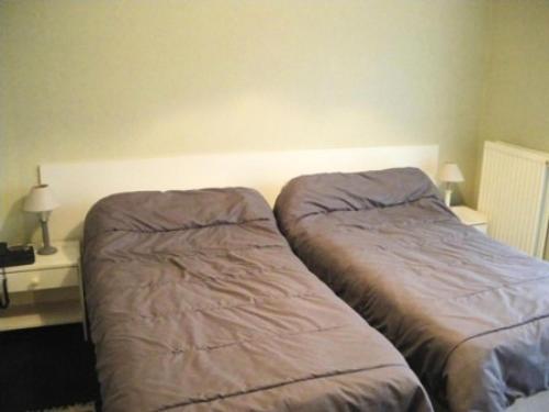 deux lits côte à côte dans une chambre dans l'établissement Résidence L'accueil Sainte Germaine - Idéalement situé au centre ville d'Aix-les-Bains ! MAE-4264, à Aix-les-Bains