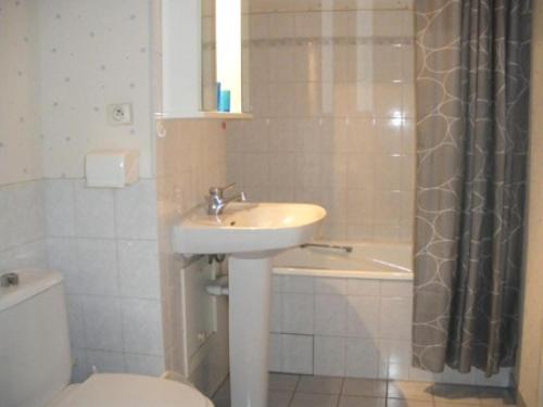 une salle de bain avec un lavabo, des toilettes et une baignoire dans l'établissement Résidence L'accueil Sainte Germaine - Idéalement situé au centre ville d'Aix-les-Bains ! MAE-4264, à Aix-les-Bains