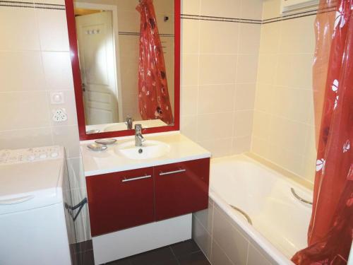 une salle de bain avec un lavabo et une baignoire dans l'établissement Residence Les Aiguieres - Idéalement situé sur les Bord du lac, agréable 3 pièces ! MAE-6384, à Aix-les-Bains