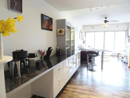 une cuisine avec des armoires blanches et un comptoir dans l'établissement Résidence Les Belles Rives E - Magnifique et imprenable vue sur le Lac du Bourget ! MAE-6434, à Aix-les-Bains