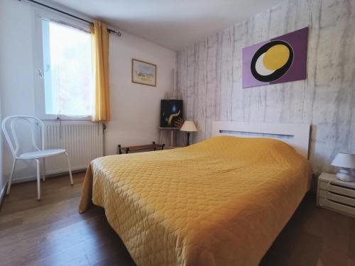 une chambre avec un lit jaune et une fenêtre dans l'établissement Résidence La Cerisaie - Spacieux appartement pour 6 personnes ! MAE-6444, à Aix-les-Bains