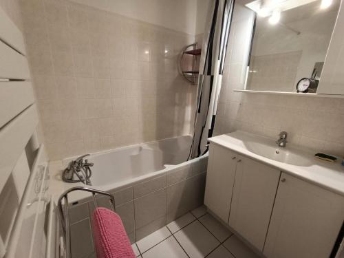 une salle de bain avec une baignoire et un lavabo et une baignoire dans l'établissement Résidence La Cerisaie - Spacieux appartement pour 6 personnes ! MAE-6444, à Aix-les-Bains