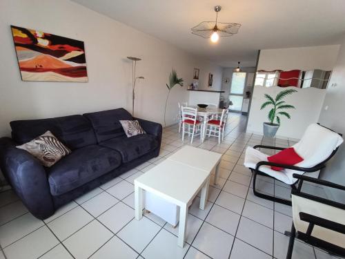un salon avec un canapé et une table dans l'établissement Résidence La Cerisaie - Spacieux appartement pour 6 personnes ! MAE-6444, à Aix-les-Bains