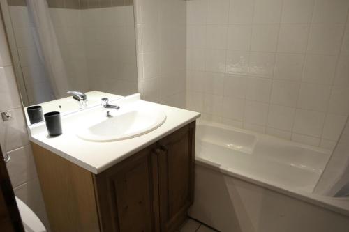 a bathroom with a sink and a bath tub at Résidence Le Grand Panorama - 2 Pièces pour 6 Personnes 61 in Saint-Gervais-les-Bains