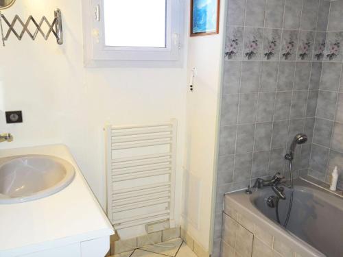 une salle de bain avec un lavabo et une baignoire dans l'établissement Residence Aix Parc - Dans cadre verdoyant, logement paisible pour 4 personnes ! MAE-6454, à Aix-les-Bains