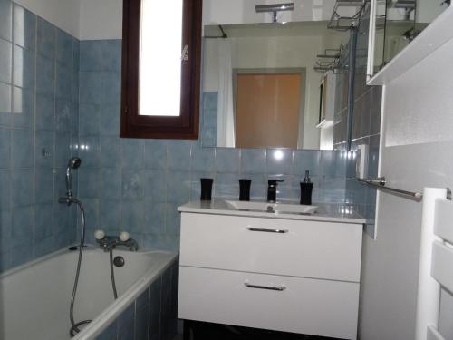 une salle de bain avec un lavabo, une baignoire et un miroir dans l'établissement Residence L'alize - Au fil du lac - Entre Lac et Montagnes, charmant appartement ! MAE-6474, à Aix-les-Bains