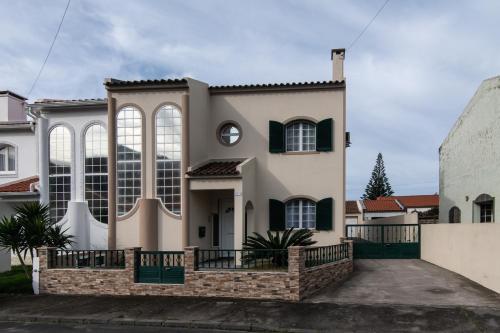 a house in the suburbs with a fence at Peaceful Retreat in Mosteiros