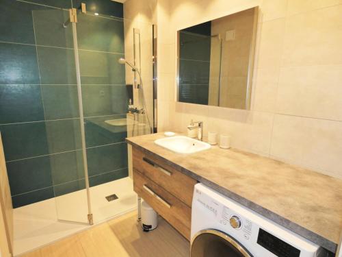 une salle de bain avec douche et lavabo et une machine à laver dans l'établissement Résidence Le Chateau Durieux 2 - Perle Rare pour ce joli 2 pièces spacieux 4 personnes ! MAE-6504, à Aix-les-Bains