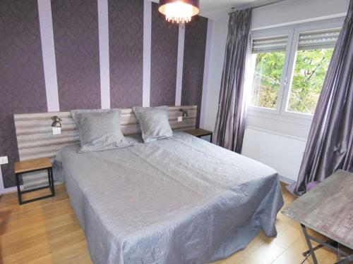 une chambre avec un lit et une fenêtre dans l'établissement Résidence Le Saint Charles B - Appartement de standing à proximité des Thermes Chevalley ! MAE-6514, à Aix-les-Bains