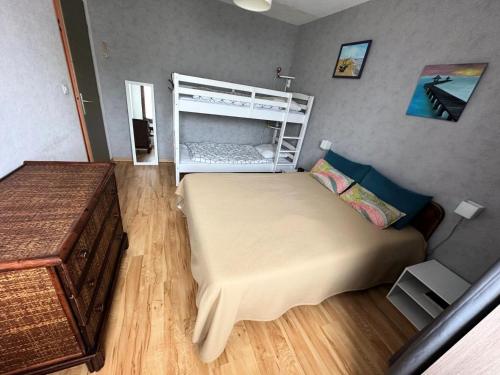 une chambre avec un lit et un lit superposé dans l'établissement Résidence La Baie De Memard - Idéalement situé sur les Bords du Lac d'Aix les Bains ! MAE-6494, à Aix-les-Bains